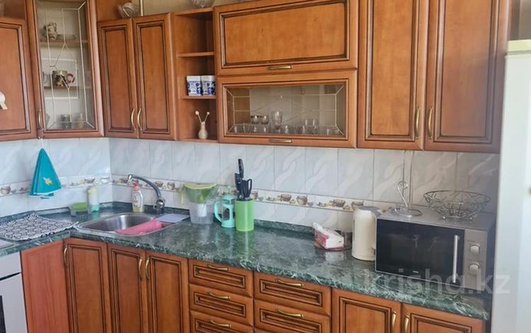 3-комнатная квартира · 75 м² · 9/9 этаж, мкр Аксай-4 6 за 300 000 ₸ в Алматы, Ауэзовский р-н — фото 2