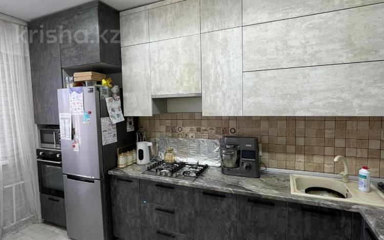 3-бөлмелі пәтер · 79.5 м² · 7/9 қабат, Алтын орда ш/а., Ораза Татеулы, бағасы: 28 млн ₸ в Актобе, мкр. Алтын орда — фото 2
