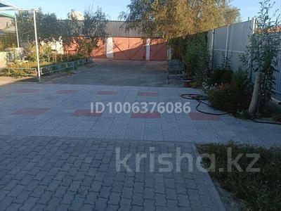 Отдельный дом · 7 комнат · 160 м² · 20 сот., Тюра-там, Б.Момышулы 55 — Школа 85 за 30 млн 〒 в Байконуре