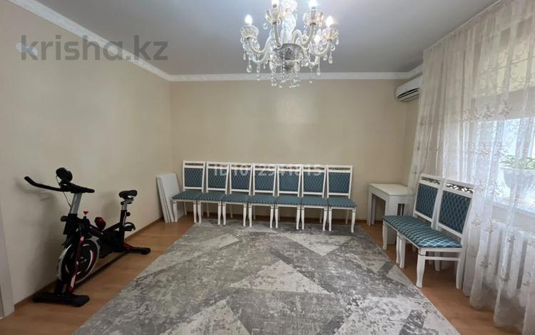 2-бөлмелі пәтер · 62 м² · 2/5 қабат, мкр Кадыра Мырза-Али 7, бағасы: 30 млн ₸ в Уральске — фото 2