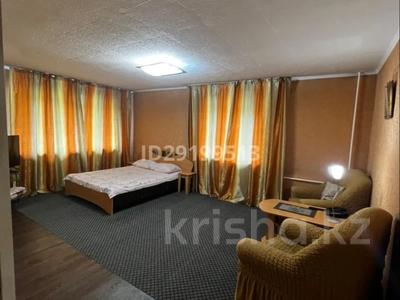 1-комнатная квартира, 32 м², 3/5 этаж по часам, Кабанбай батыра 115 за 2 000 〒 в Усть-Каменогорске