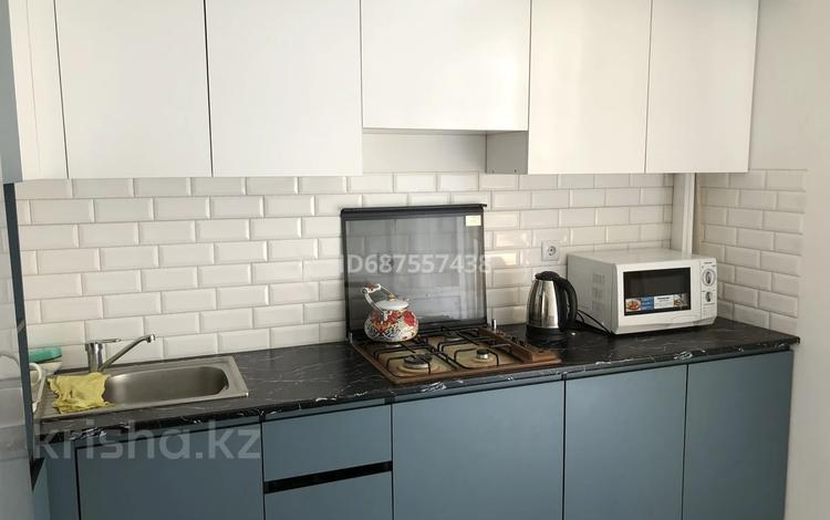 2-бөлмелі пәтер, 50 м², 2/5 қабат тәулігіне, мкр Самгау 46/12 — Рыскулова Емцова, бағасы: 14 500 〒 в Алматы, Алатауский р-н — фото 2