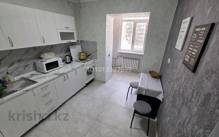 1-комнатная квартира · 50 м² · 1/5 этаж, 22-й мкр 8 за 10 000 ₸ в Актау — фото 2