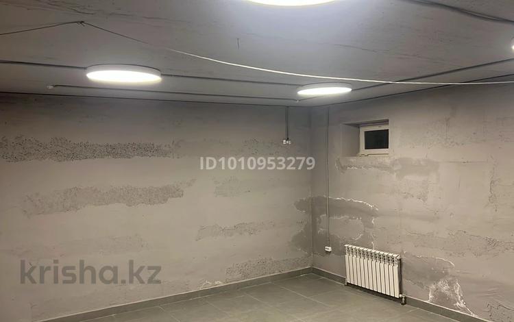 Свободное назначение, офисы, магазины и бутики, склады, азс, автосервисы и автомойки, общепит, салоны красоты, сельское хозяйство, бани, гостиницы и зоны отдыха, фитнес и спорт, медцентры и аптеки, образование, развлечения, конференц-залы, кабинеты и рабочие места, студии · 30 м² за 120 000 〒 в Караганде, Казыбек би р-н — фото 2