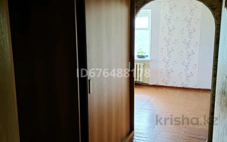 2-комнатная квартира, 43 м², 3/5 этаж, 1 мкр 23 за 5.4 млн 〒 в Лисаковске — фото 2