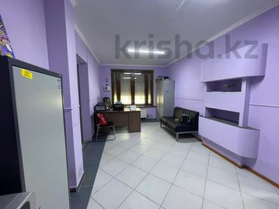 Кеңселер, дүкендер мен бутиктер · 61.8 м², бағасы: 250 000 ₸ в Актобе, мкр 8