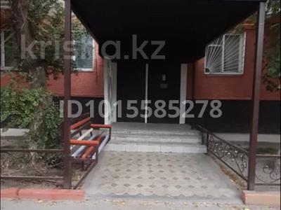 1-бөлмелі пәтер · 30 м² · 1/5 қабат, Рысбек батыр 3 — Толе би, бағасы: 100 000 ₸ в Таразе