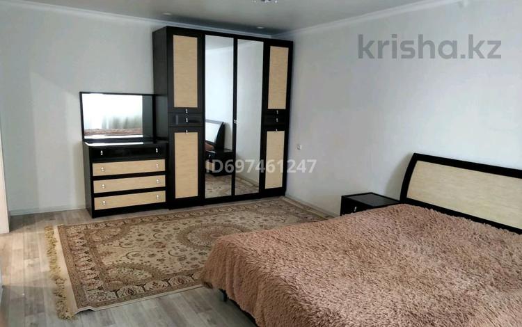 1-комнатная квартира · 40 м² · 3/5 этаж, мкр Кунаева 65 за 130 000 ₸ в Уральске — фото 2