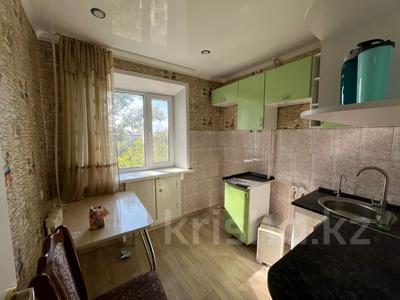 2-комнатная квартира · 43 м² · 4/5 этаж, Майкудук, 17й микрорайон за 10.5 млн 〒 в Караганде, Алихана Бокейханова р-н