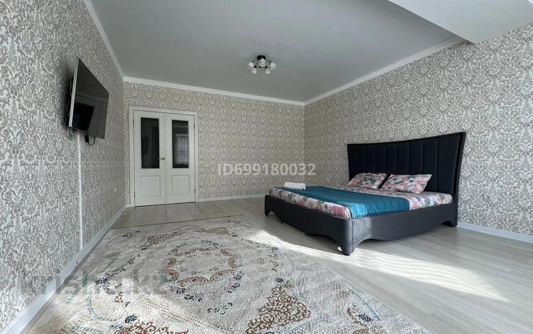 1-комнатная квартира · 50 м² · 3/5 этаж, мкр. Алтын орда 9/3 — Апартаменты находятся в тихом и уютном районе города, в пешей доступности школа "Сымбат", спортивный центр «Жекпе-Жек», ледовый дворец. за 190 000 ₸ в Актобе — фото 2