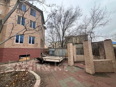 7-комнатный дом помесячно, 486.4 м², 9 сот., Максим горький 109 за 500 000 〒 в Атырау