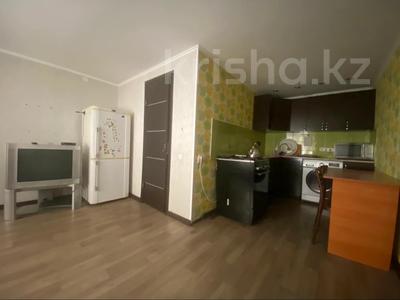 2-комнатная квартира, 42 м², 1 этаж посуточно, мкр Достык 63 за 13 000 〒 в Алматы, Ауэзовский р-н