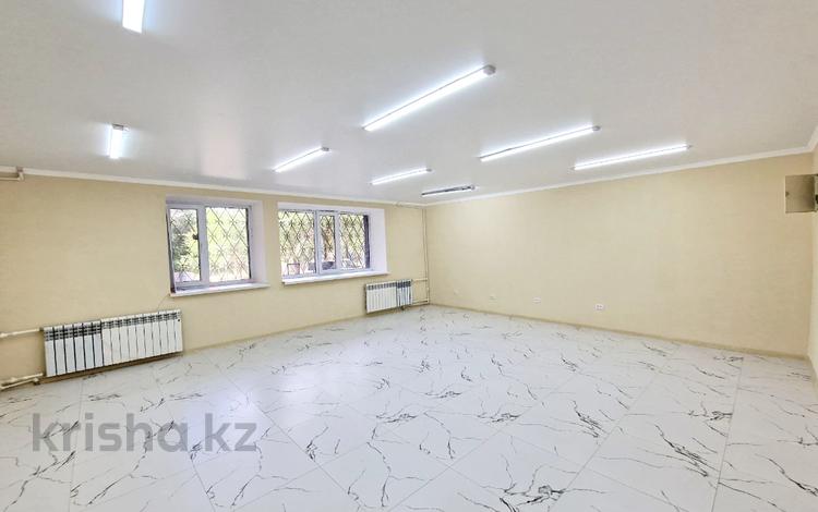 Свободное назначение, офисы, магазины и бутики, склады, салоны красоты, образование · 52.2 м² за 18 млн ₸ в Караганде, Казыбек би р-н — фото 2