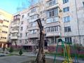 3-комнатная квартира, 90 м², 2/5 этаж помесячно, Зенкова за 450 000 〒 в Алматы, Медеуский р-н — фото 17