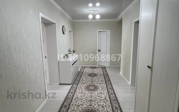 3-комнатная квартира · 90 м² · 2/9 этаж, мкр. Алтын орда, Оразататеулы — ais ( акбобек школа ) за 39 млн ₸ в Актобе — фото 2