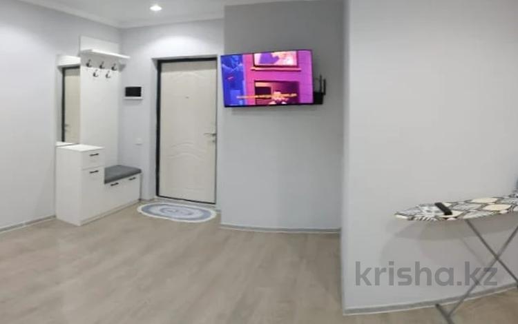 3-бөлмелі пәтер · 60 м² · тәулік бойы, Сейфуллина 51 — Кассина, около сквера Шугыла, р-н Алматы 1, бағасы: 25 000 〒 — фото 2