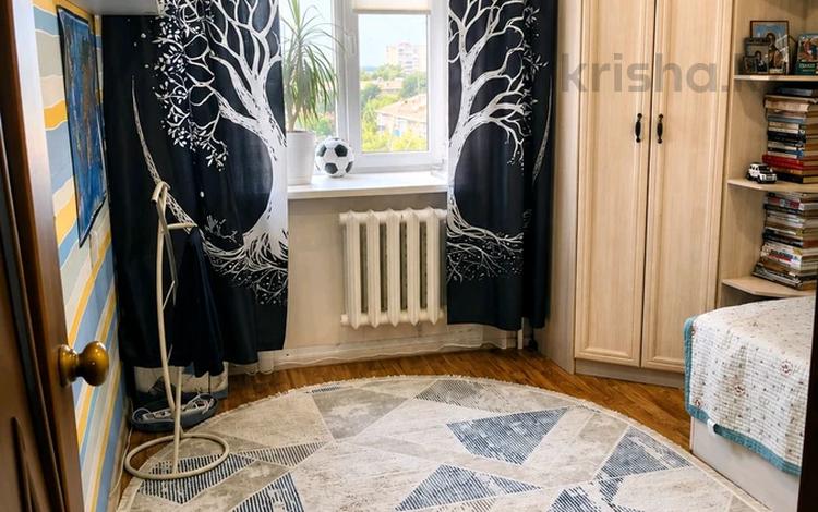 3-бөлмелі пәтер · 63 м² · 8/9 қабат, Курмангазы 161 — 21 школа, бағасы: 21.5 млн ₸ в Уральске, мкр Школьник — фото 3
