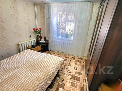 2-комнатная квартира, 53 м², 1/5 этаж, 4 мкр 26 за 15.5 млн 〒 в Уральске