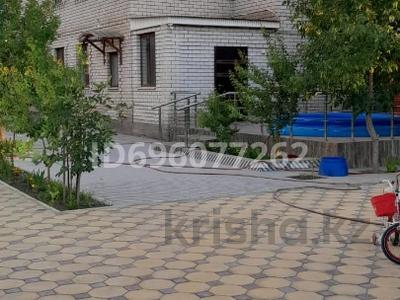 Отдельный дом · 8 комнат · 338 м² · 10 сот., мкр Лесхоз, Абилхана Кастеева 13 за 90 млн 〒 в Атырау