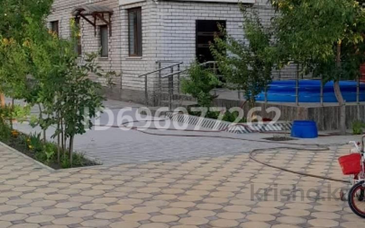 Отдельный дом · 8 комнат · 338 м² · 10 сот., мкр Лесхоз, Абилхана Кастеева 13 за 110 млн ₸ в Атырау — фото 2