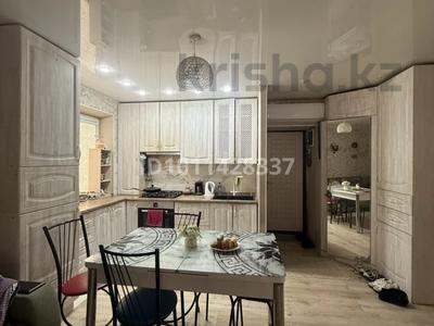 3-бөлмелі пәтер · 65 м² · 2/4 қабат, 4-й мкр 26 — Возле тд Алатау ( супер маркет Дина), бағасы: 20 млн ₸ в Актау