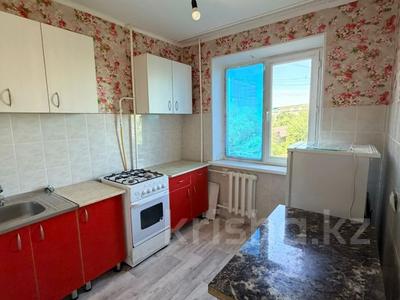 2-бөлмелі пәтер · 48 м² · 4/5 қабат, 2 ш/а., Братьев Жубановых 273, бағасы: 16 млн ₸ в Актобе, мкр 8