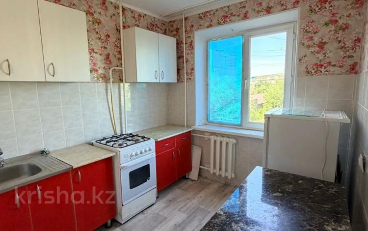 2-бөлмелі пәтер · 48 м² · 4/5 қабат, 2 ш/а., Братьев Жубановых 273, бағасы: 16 млн ₸ в Актобе, мкр 8 — фото 2