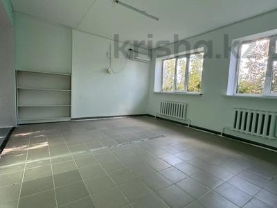 Офисы, магазины и бутики, салоны красоты, бани, гостиницы и зоны отдыха, кабинеты и рабочие места, студии · 250 м² за 1.5 млн 〒 в Уральске