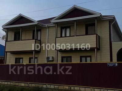 Отдельный дом · 5 комнат · 221 м² · 10 сот., мкр Геолог, Зейноллы кошалиева 9 за 40 млн 〒 в Атырау