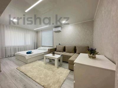 1-комнатная квартира, 35 м², 2/5 этаж посуточно, Казахстан 104 за 15 000 〒 в Усть-Каменогорске