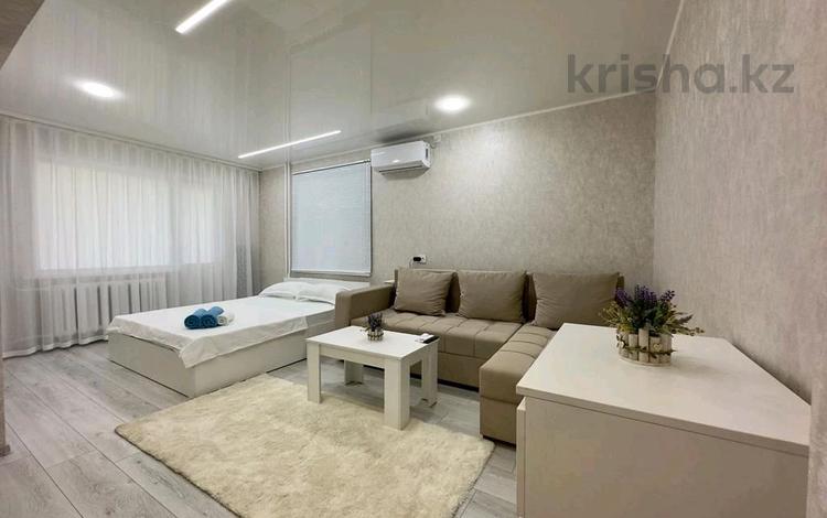 1-бөлмелі пәтер, 35 м², 2/5 қабат тәулігіне, Казахстан 104, бағасы: 15 000 〒 в Усть-Каменогорске — фото 2