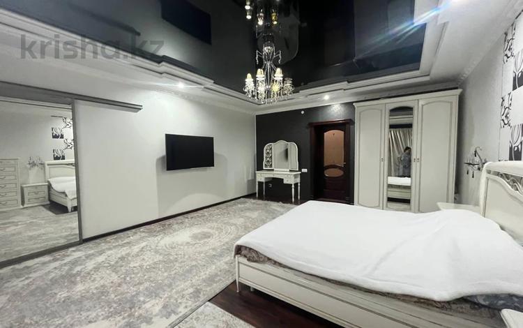 4-комнатная квартира, 246.5 м², 4/5 этаж, молдагуловой за 66.5 млн 〒 в Актобе — фото 2