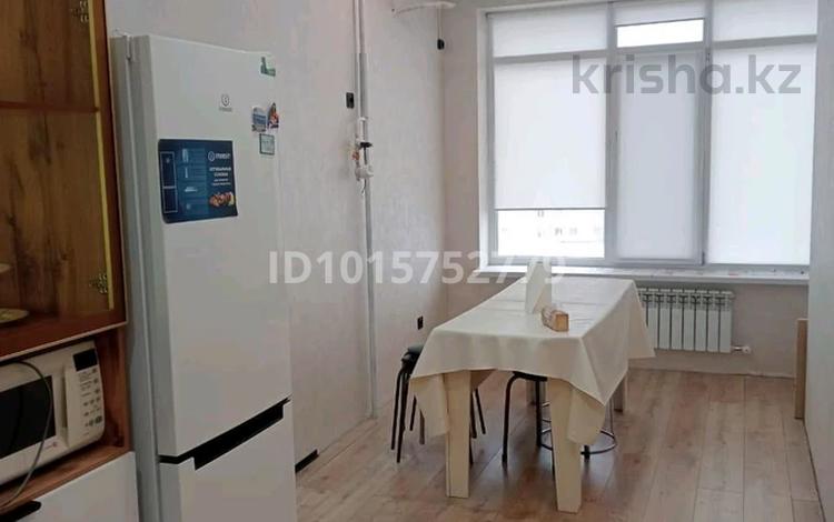 3-комнатная квартира · 80 м² · 4/10 этаж, мкр Центральный, Абая 26, 26/1, 26/2, 26/3 — Обл Военкомата за 300 000 ₸ в Атырау — фото 2