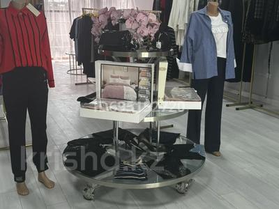 Бизнес женской одежды центр города, 62 м² за 7 млн 〒 в Атырау