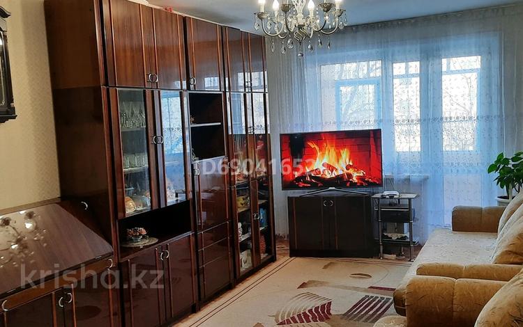 2-комнатная квартира, 55 м², 3/5 этаж, 40 лет победы 70/1 за 12 млн 〒 в Шахтинске — фото 2