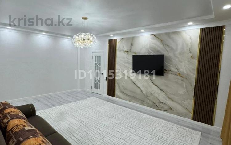 2-комнатная квартира · 78 м² · 7/9 этаж, мкр Центральный, Абая 26/1 за 350 000 ₸ в Атырау — фото 2