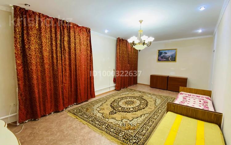 Отдельный дом · 2 комнаты · 150 м² · 10 сот., мкр Атырау, 7-й пр-д 3 за 150 000 〒 — фото 8