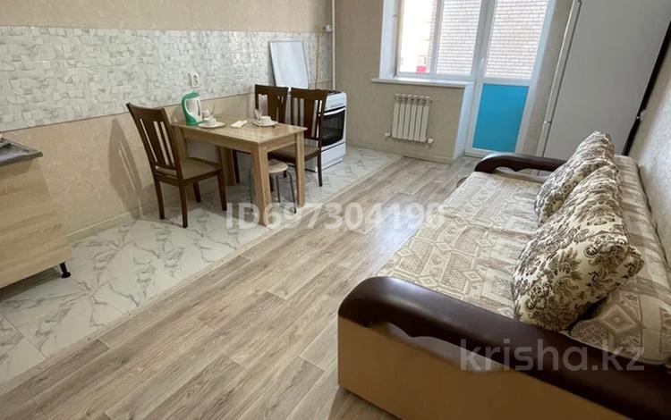 2-комнатная квартира · 60 м² · 10/10 этаж, мкр Нурсая, Таумуш Жумагалиев 15 за 15 000 ₸ в Атырау — фото 2