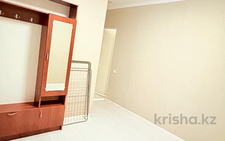 2-бөлмелі пәтер · 64 м² · 3/12 қабат, мкр Акбулак, 1-я улица 81, бағасы: 2 500 〒 в Алматы, Алатауский р-н — фото 2